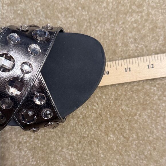Kenneth Cole Reaction Metallic Embellished Sandals. So 9M - Picture 5 of 11